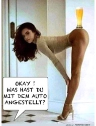 Sexy Frau serviert freiwillig Bier